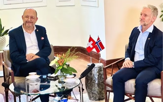 Đại sứ Thụy Sĩ tại Việt Nam Thomas Gass (trái) và Đại sứ Na Uy tại Việt Nam Stein Iversen