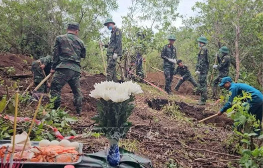 Các chiến sĩ cất bốc, quy tập hài cốt của 3 liệt sĩ trong cùng một ngôi mộ.