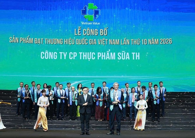 Ông Tal Cohen, Tổng Giám đốc Công ty CP Thực phẩm Sữa TH nhận biểu trưng Thương hiệu quốc gia Việt Nam năm 2026. Ảnh: Doanh nghiệp cung cấp