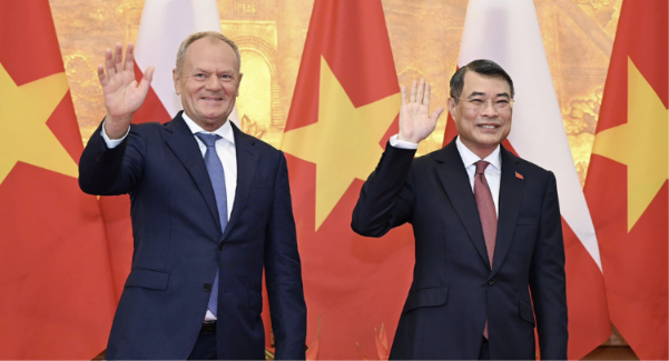 Thủ tướng Lê Minh Hưng và Thủ tướng Donald Tusk chụp ảnh chung ngày 26/10. Ảnh: Giang Huy