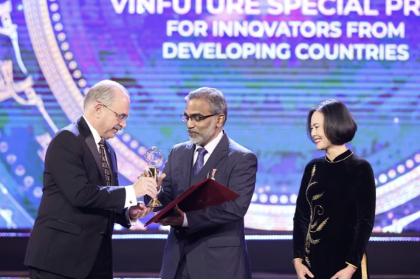 GS. Thalappil Pradeep nhận Giải Đặc biệt VinFuture 2022 dành cho Nhà khoa học đến từ các nước đang phát triển. Ảnh: VFP.