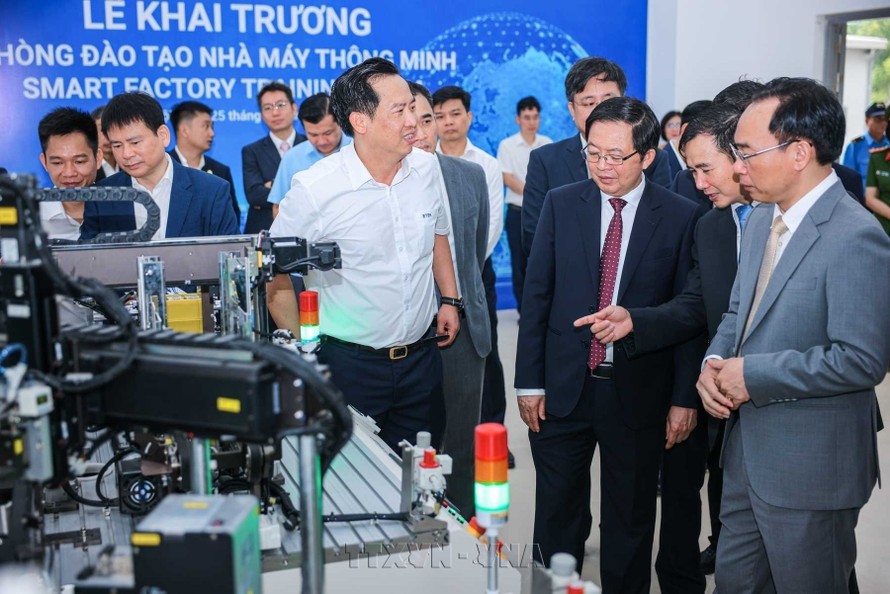 Phó Thủ tướng Chính phủ Hồ Quốc Dũng cùng đại diện các bộ, ngành Trung ương, thành phố Hà Nội, doanh nghiệp, nhà giáo, nhà khoa học và sinh viên tham dự chương trình.