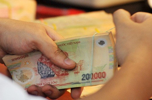 Nhiều nam giới Việt có thói quen sau giờ làm là tạt vào các quán bia. Ảnh minh họa: P.D. 