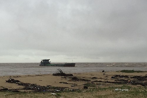 2 tàu chở clinke ở cảng Gianh bị chìm, khiến 5 người mất tích. Ảnh V.Th