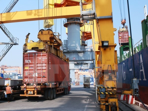 Bốc xếp container tại chi nhánh cảng Tân Vũ, Cảng Hải Phòng. (Ảnh: Lâm Khánh/TTXVN)