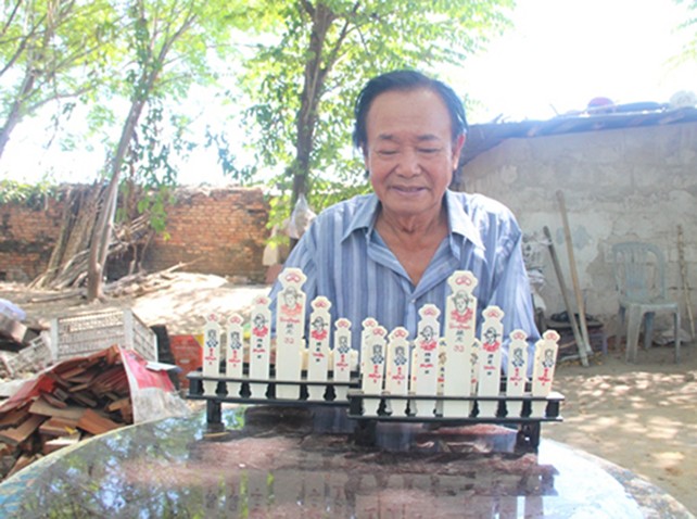 Ông Đặng Văn Tố bên các bộ xăm hường do mình tạo ra. Ảnh: Võ Thạnh