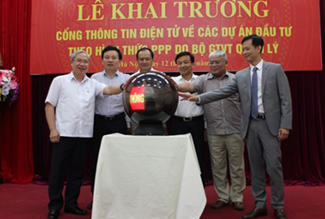 Lãnh đạo Bộ Giao thông và các doanh nghiệp khai trương cổng thông tin các dự án PPP. Ảnh: Xuân Hoa. 