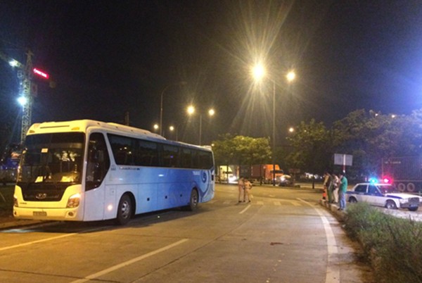 Xe khách bỏ chạy khỏi hiện trường. Ảnh: Sơn Hòa