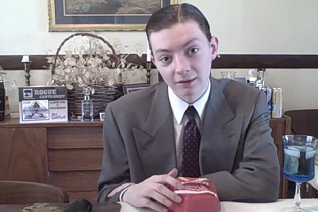 John trong một video nhận xét đồ ăn. Ảnh: YouTube