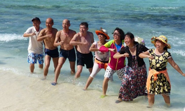 Khách Trung Quốc du lịch trái phép tại bãi Xà cừ (Silver Islet) thuộc quần đảo Hoàng Sa của Việt Nam. Ảnh: SCMP