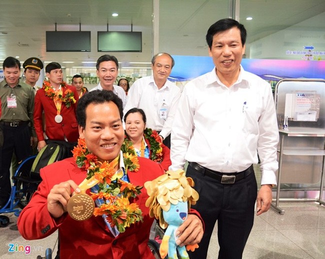 Sáng 21/9, Bộ trưởng Văn hóa Thể thao và Du lịch Nguyễn Ngọc Thiện, Tổng cục trưởng Tổng cục TDTT Vương Bích Thắng đã đến tận nhà ga quốc tế sân bay Tân Sơn Nhất (TP.HCM) để đón đoàn VĐV Paralympics Việt Nam trở về từ Brazil. Ở giải đấu vừa qua, đoàn đã g