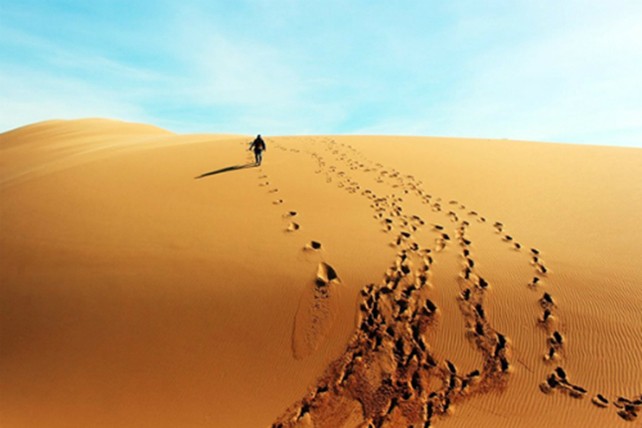 Những vết chân hằn in trên sa mạc cát, nhưng phút chốc những cơn gió đã san lấp. 