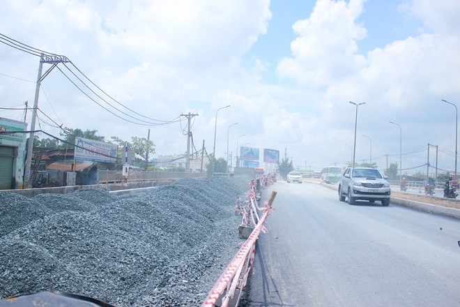 Trao đổi với VnExpress, ông Trần Quang Phúc - Chi cục trưởng Chi cục Thuế quận Bình Tân cho biết, tính đến hết ngày 26/9 đã có 60 doanh nghiệp đăng ký tạm ngưng kinh doanh vì ảnh hưởng từ dự án cải tạo hệ thống thoát nước trên tuyến đường Kinh Dương Vương