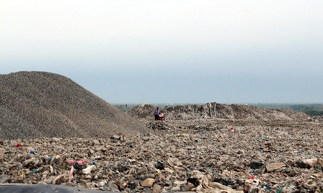 Bãi rác Đa Phước được xác định là nguyên nhân khiến mùi hôi bùng phát khắp khu Nam TP HCM và gây tác động lớn đến tâm lý thị trường bất động sản khu vực này. Ảnh: Hữu Nguyên