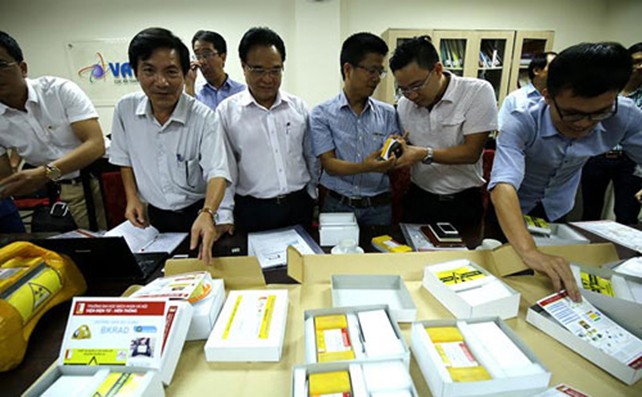 10 thiết bị giám sát nguồn phóng xạ do các nhà nghiên cứu Đại học Bách Khoa bàn giao. Ảnh: Hương Lê.