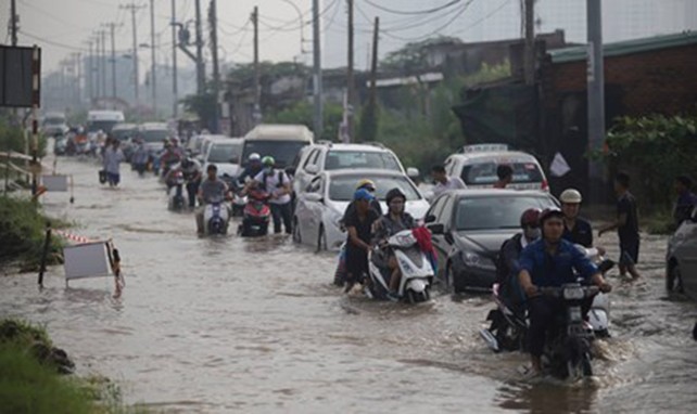 Xe chết máy hàng loạt trên đường Lương Đình Của, quận 2. Ảnh: Ngô Bình.