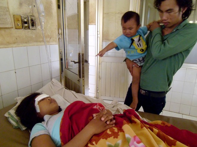 Chị Nguyễn Thạch Kiều Hương đang điều trị tại bệnh viện - Ảnh: BÙI LIÊM