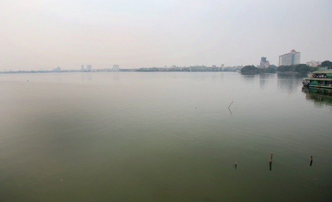 10 ngày sau khi xảy ra hiện tượng cá chết hàng loạt ở hồ Tây (từ 1/10), mặt nước đã trở lại màu xanh như trước. Tuy nhiên, một số vị trí ven bờ vẫn còn cá chết lác đác nổi lên mặt nước.