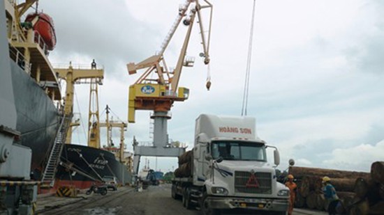 Quy hoạch lượng hàng hóa thông qua hệ thống cảng biển không phù hợp. Trong ảnh, doanh nghiệp vận tải hàng hóa qua cảng Hải Phòng. Ảnh: Sỹ Lực