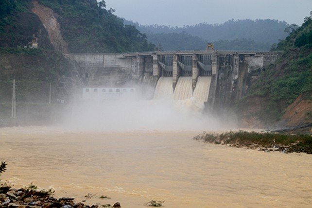 Nhà máy thủy điện Hố Hô đang xả lũ. Ảnh: Đức Hùng