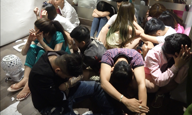 Nhiều thanh niên xăm trổ, ăn mặc hở hang dương tính với ma túy. Ảnh: H.H.