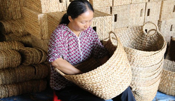 Chị Nguyễn Thị Hoa kiểm tra sản phẩm trước khi xuất kho. Ảnh: Phương Vy.