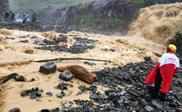 Sạt lở đất đá nhiều điểm khiến giao thông tuyến Nha Trang - Đà Lạt tê liệt. Ảnh: BTN