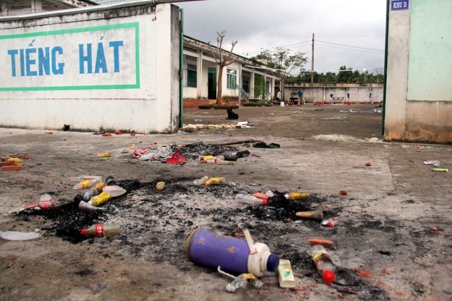 10h ngày 6/11, nhiều học viên khu D (khu nhiễm xã hội) của Trung tâm cai nghiện Xuân Phú (Đồng Nai) bất ngờ la hét, đập phá rồi thoát qua các khu vực khác. Họ đưa nhiều đồ đạc ra sân đốt, gây sức ép các nhân viên bảo vệ mở cổng trại. 