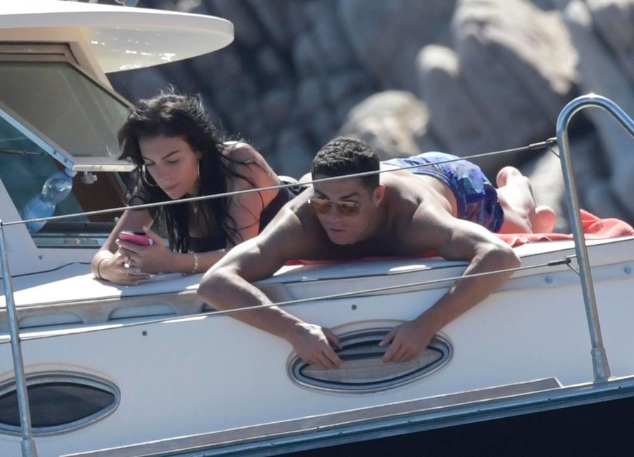 Ronaldo mắt tím bầm đi nghỉ dưỡng cùng bạn gái, giải hạn 'tịt ngòi'