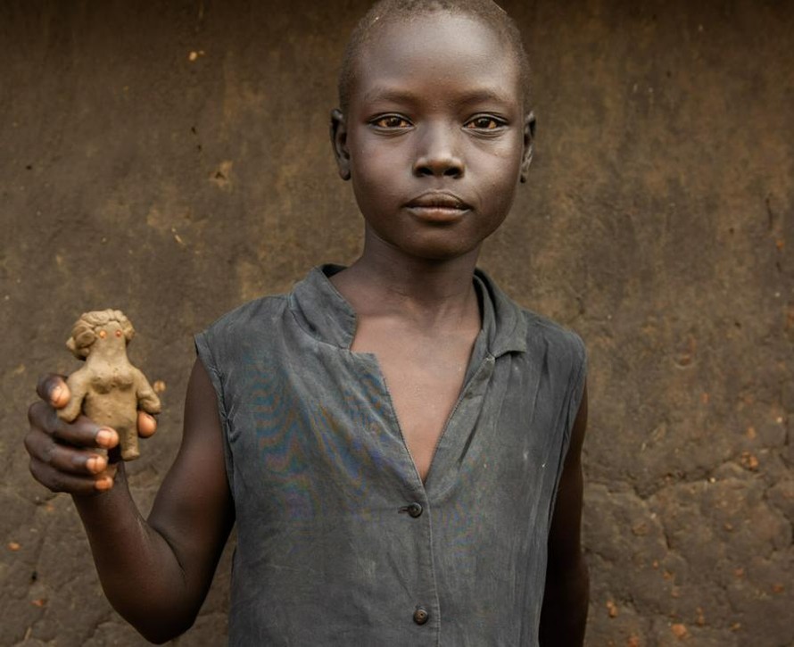 Susan James với con búp bê bằng đất sét em nặn (Ảnh: Nora Lorek)