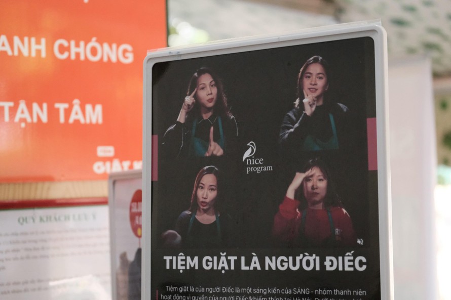 Lợi nhuận của Tiệm Giặt là người Điếc được sử dụng cho các lớp học kỹ năng sống cho người Điếc, hỗ trợ người Điếc hòa nhập xã hội. (Ảnh: Mai Thương)