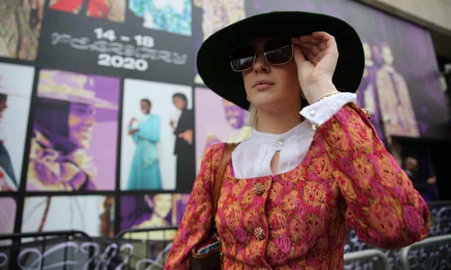 Lily Travis mặc quần áo cho thuê từ My Wardrobe HQ trong Tuần lễ thời trang London tháng 2/2020.