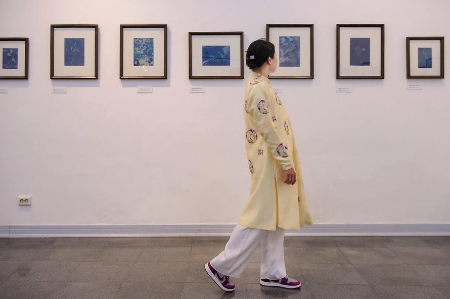 Khán giá tham quan triển lãm Bóng "Dó". Ảnh: Kondou