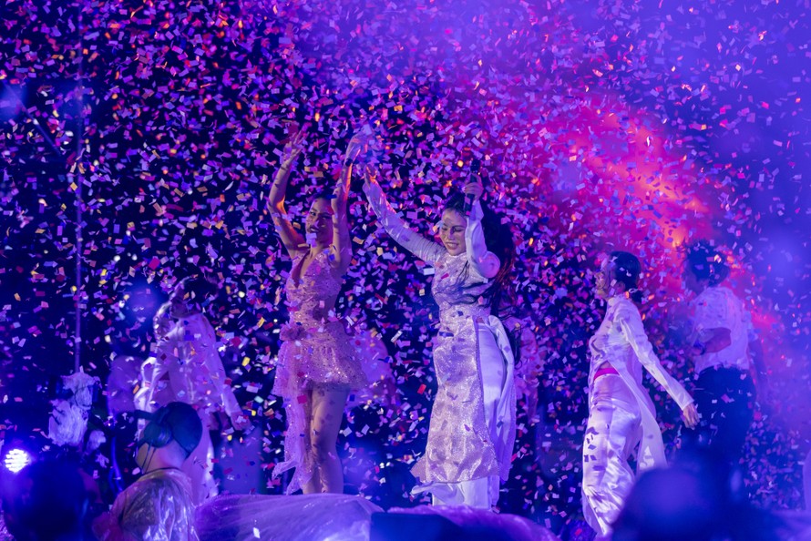 Show diễn kỷ niệm 10 năm của Phương Mỹ Chi rực rỡ dưới màn mưa 