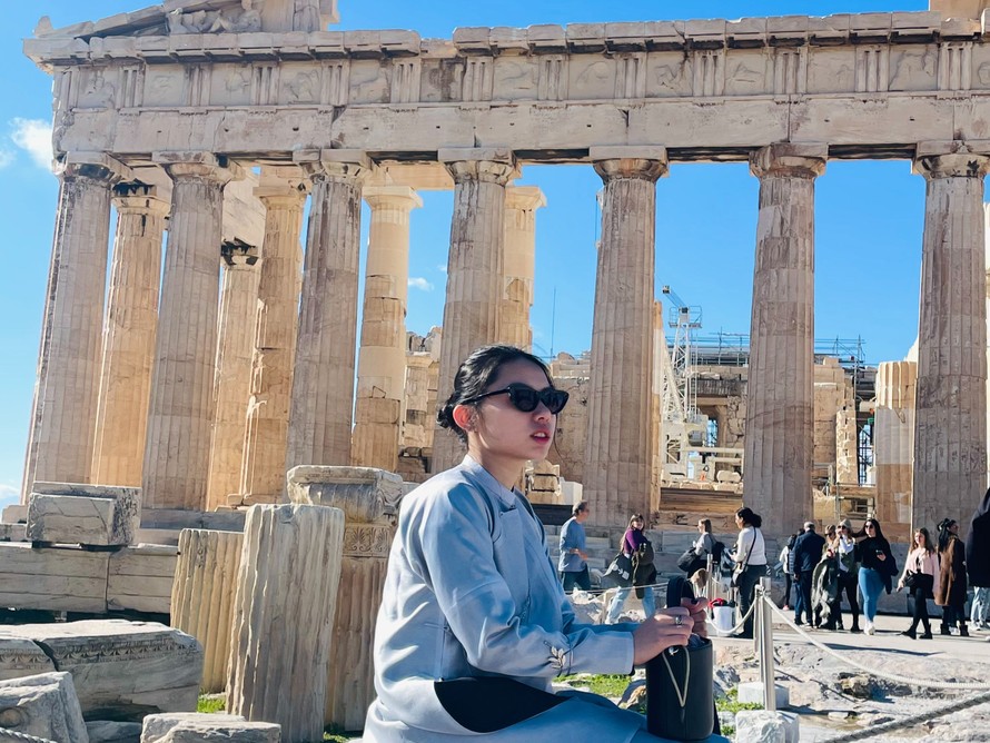 Áo ngũ thân tay chẽn tại đền Acroplis, Athens, Hy Lạp.