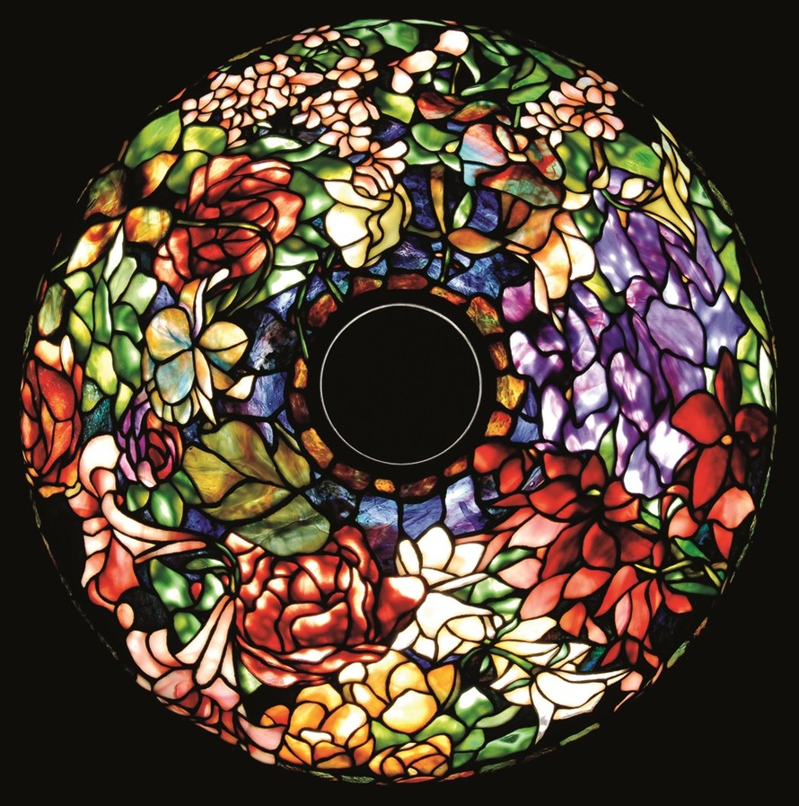 Chao đèn All-Over Bouquet (20") thiết kế năm 1980 của Joseph Porcelli, vốn không được ưa thích vì không phải đèn Tiffany nguyên gốc. Mọi chuyện thay đổi vào năm 2009, chiếc chao được đấu giá thành công tại Nhà James D Julia.