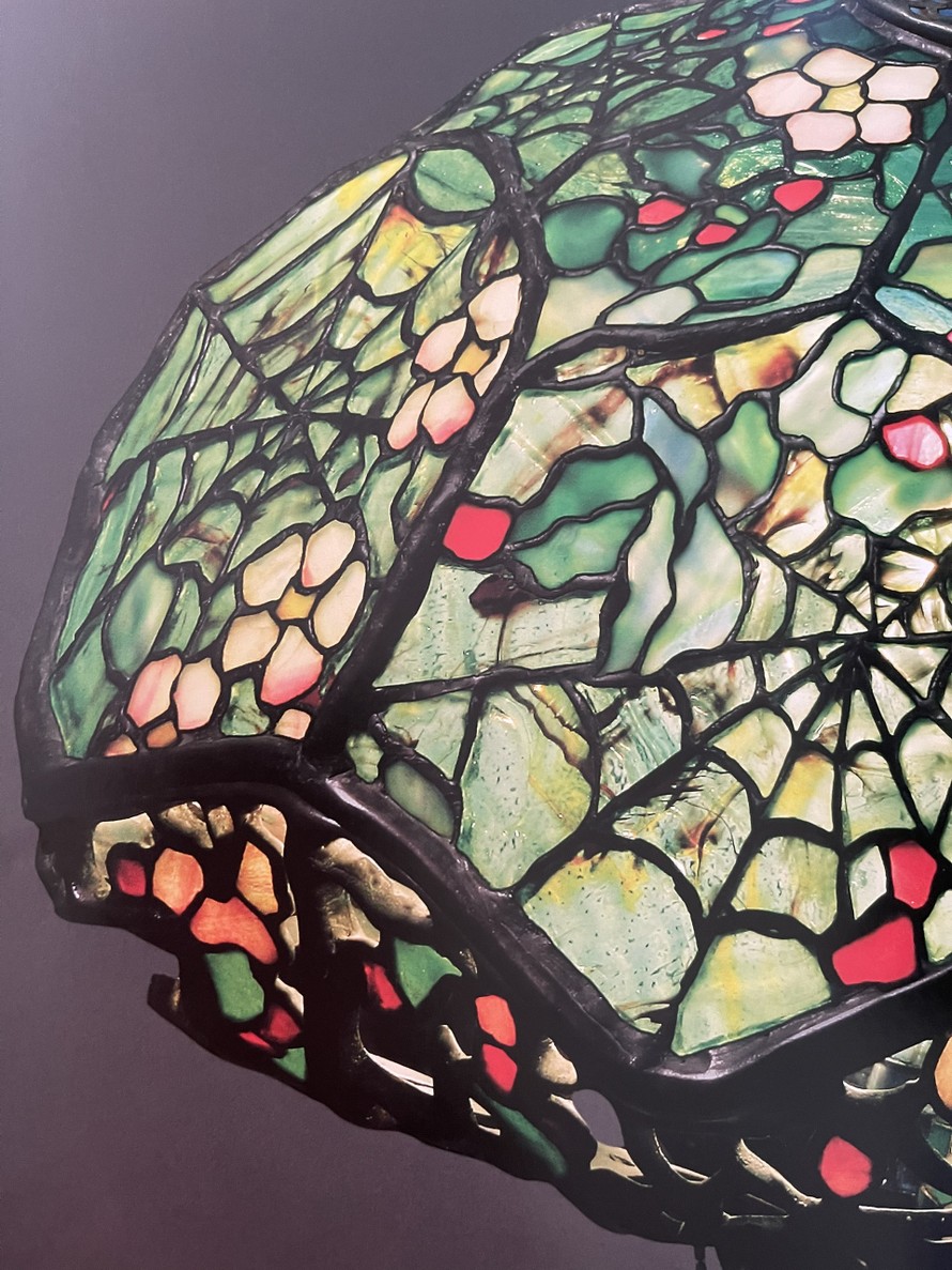 Cận cảnh chao đèn với họa tiết mạng nhện huyền bí.