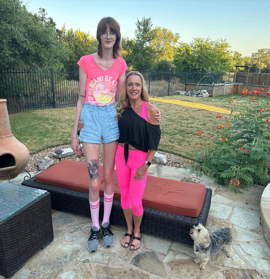 Maci Currin sở hữu chiều cao ấn tượng là 2,08 mét và đôi chân dài hơn 1,3 mét. Ảnh: Jam Press