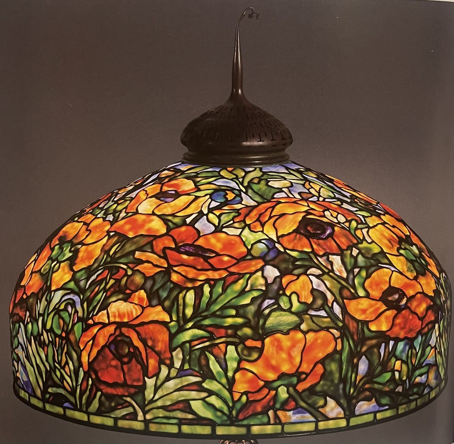 Vẻ đẹp gây nghiện của những đóa hoa anh túc trên đèn kính màu Tiffany