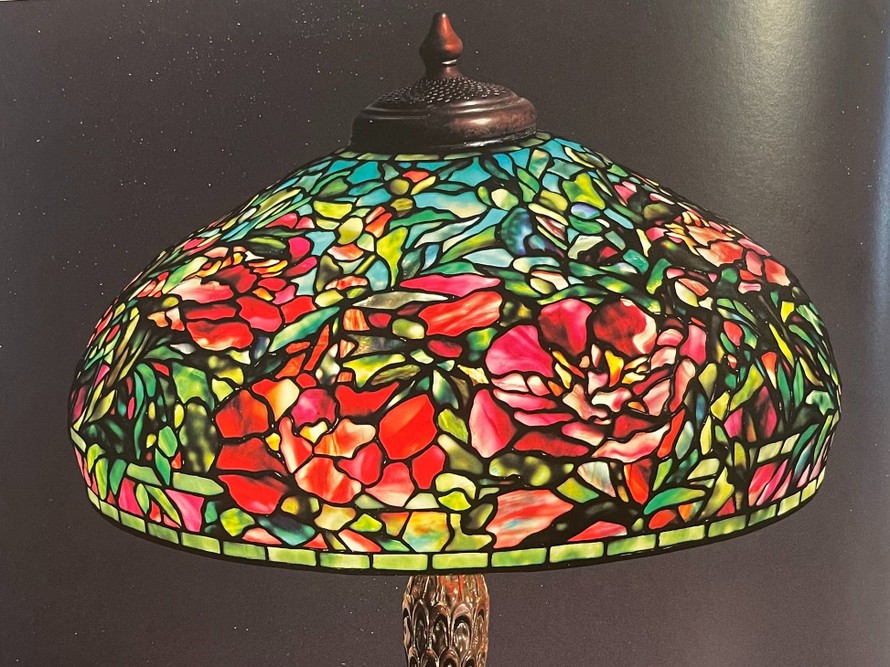 Cận cảnh chao đèn họa tiết hoa mẫu đơn cánh kép.