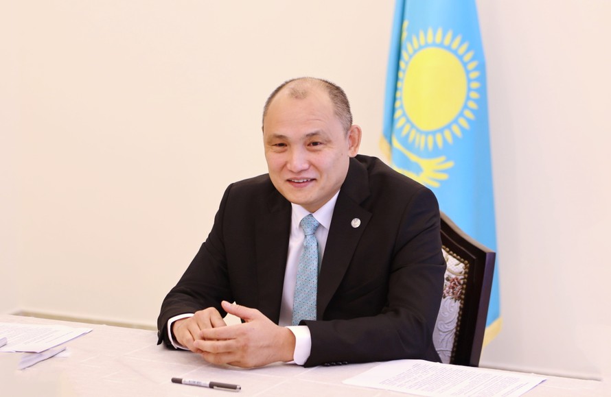 Đại sứ Kazakhstan tại Việt Nam Kanat Tumysh phát biểu tại buổi họp báo.