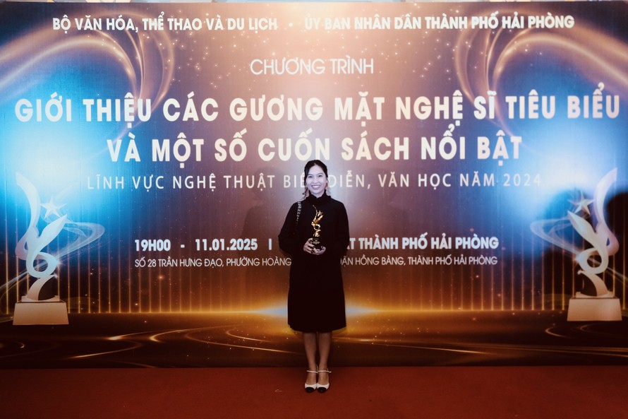 Bà Đinh Thị Nam Phương, Giám đốc Chiến lược truyền thông của công ty DatVietVAC Group Holdings tại sự kiện vinh danh. 