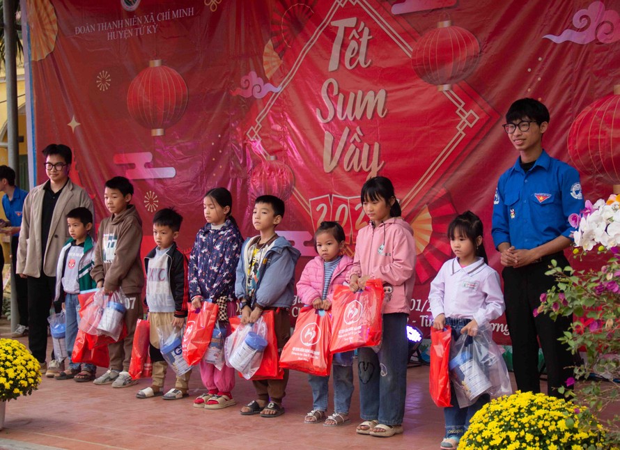 Hành trình mang Tết sum vầy về quê hương của đội sinh viên tình nguyện đồng hương Hải Dương – Đại học Kinh tế Quốc dân