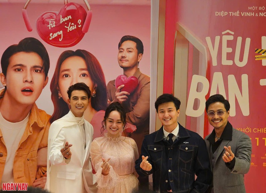 Trấn Thành, Chi Pu cùng các khách mời đến tham dự họp báo công chiếu bộ phim "Yêu nhầm bạn thân" tại Hà Nội 