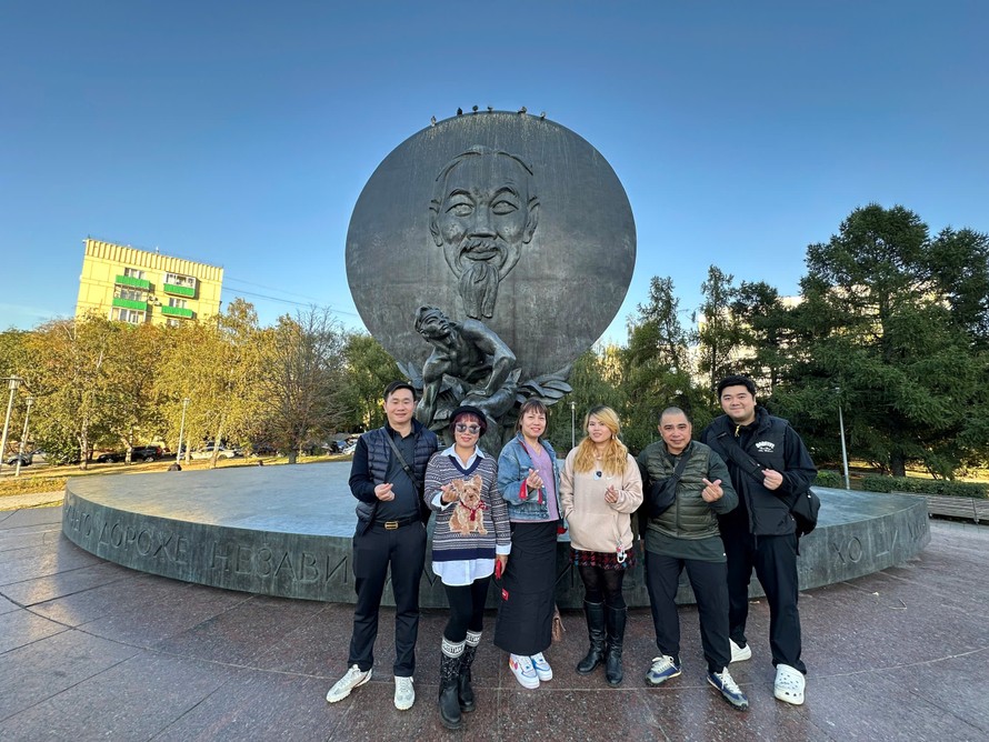 Phóng viên Tạp chí Ngày Nay chụp ảnh lưu niệm tại Quần thể tượng đài Hồ Chí Minh. 