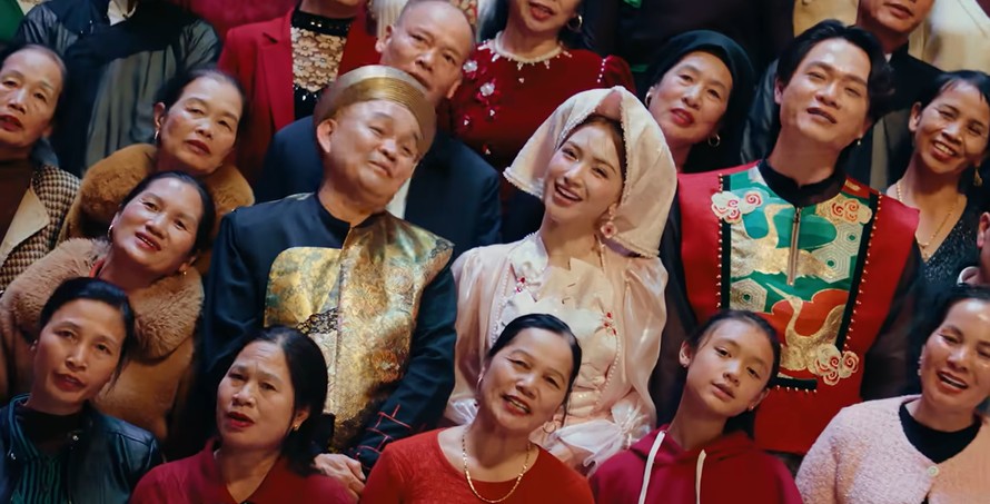 Toàn bộ các diễn viên tham gia vào MV đều là người Bắc Ninh, theo chia sẻ của Hòa Minzy. 