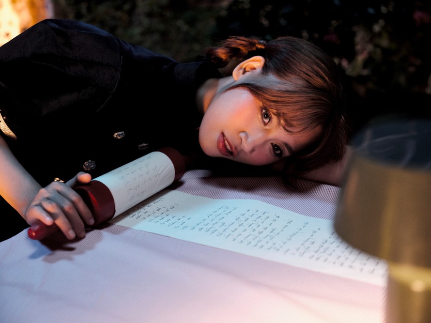 Sinh năm 2000, HALEY là một singer-songwriter tài năng với 5 năm rèn luyện dưới sự dẫn dắt của DTAP và VMAS. Từ ca khúc debut Nhà Biên Kịch Tài Lanh đến Em Buồn Anh, cô luôn thể hiện tinh thần đổi mới và sự tận tâm trong từng sản phẩm. 