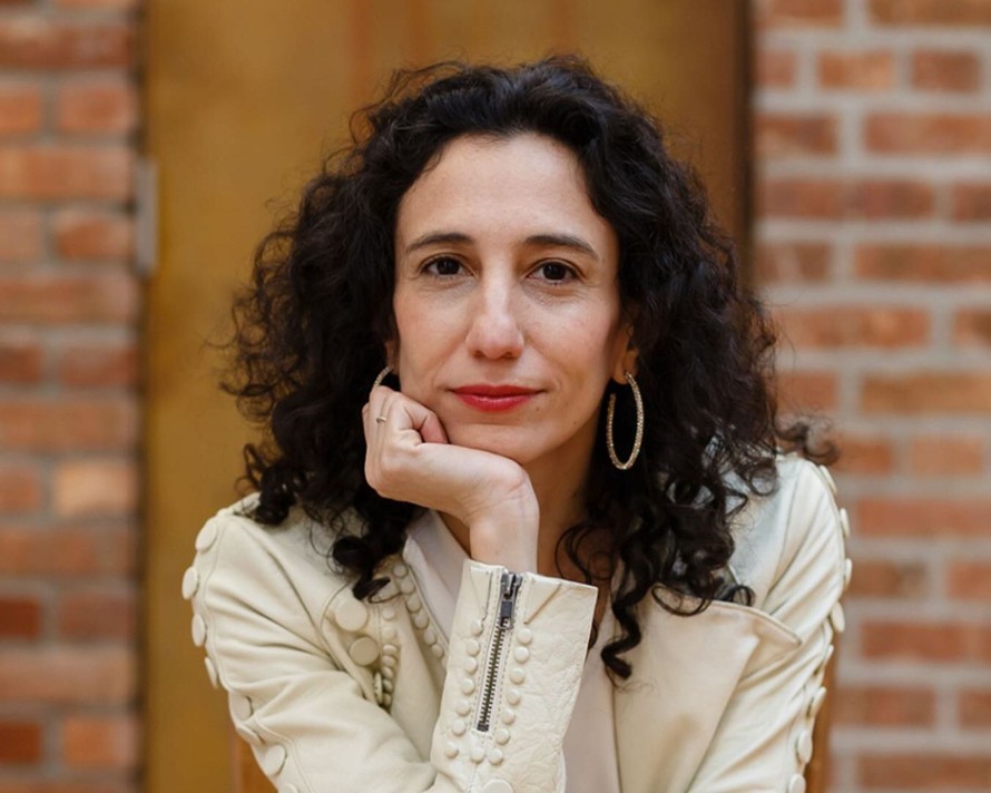 Sara Kay là một chuyên gia với hơn 25 năm kinh nghiệm trong ngành nghệ thuật, từng làm việc tại White Cube Gallery, Jan Kruger Gallery, Christie's New York và là nhà sáng lập Professional Organization of Women in the Arts (POW Arts) từ năm 2008.