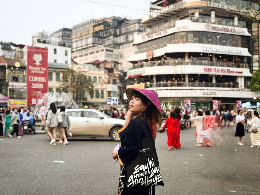 Trước khi cảnh biến mất, người rời đi 