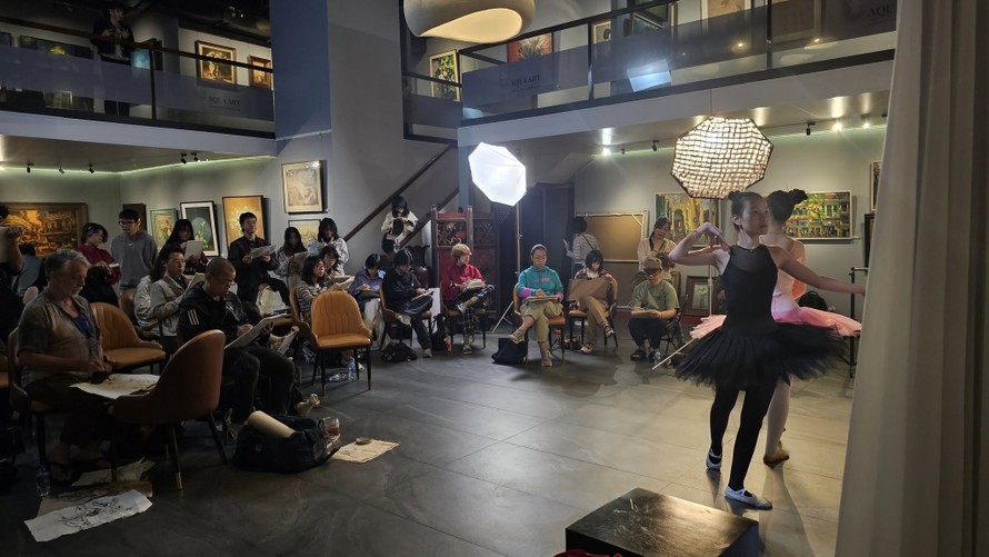  "Những cánh hoa bay" được diễn ra trong không gian Triển lãm nghệ thuật Open 14. 